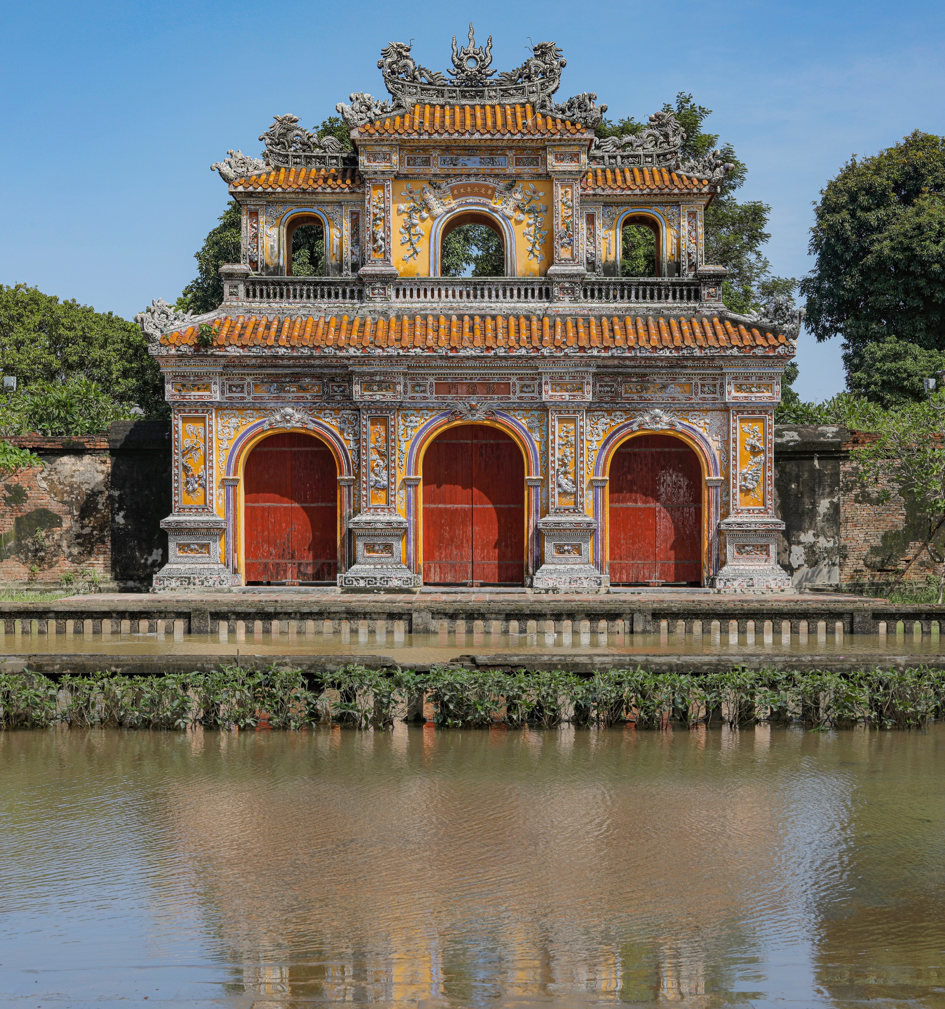 hue-imperial-city-ornate-gate-reflection-viettrendtour