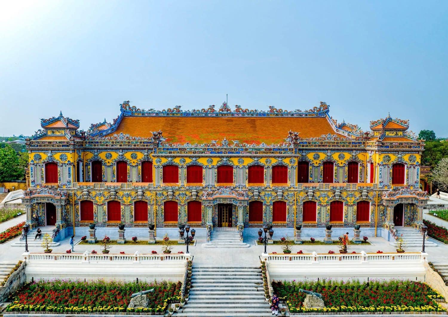 hue-thai-binh-lau-colorful-architecture-viettrendtour