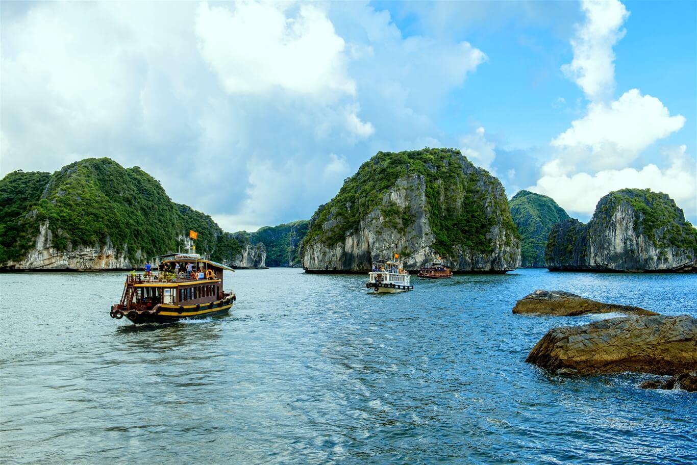 lan-ha-bay-calm-water-viettrendtour