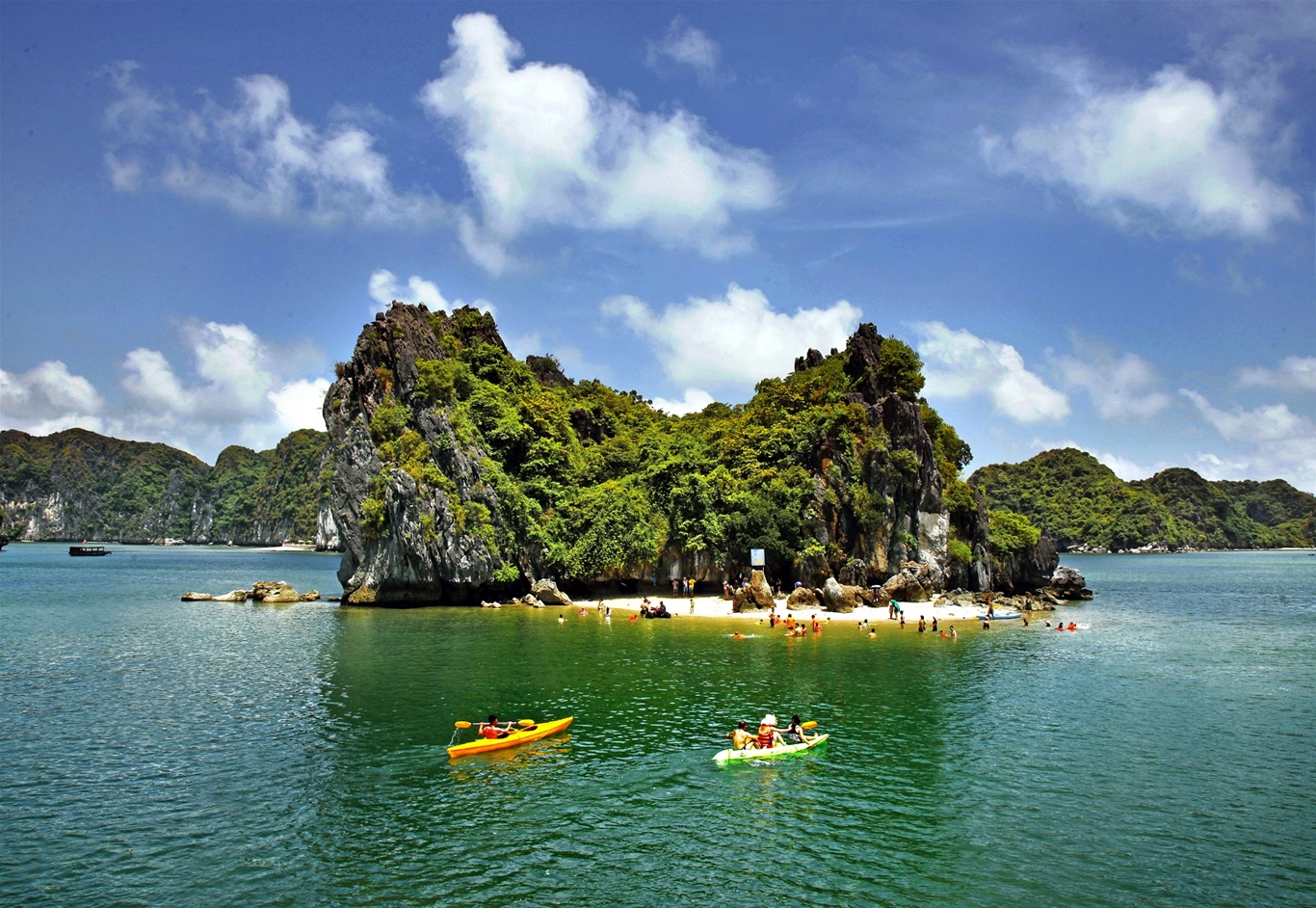 lan-ha-bay-coastal-cruise-viettrendtour