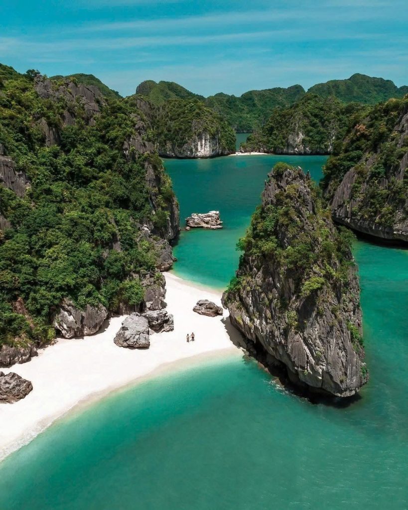 Breathtaking view of Lan Ha Bay's turquoise waters and limestone islands from a luxury cruise balcon.