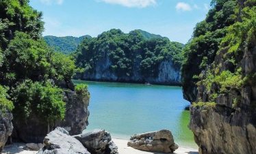 Stunning view of Lan Ha Bay with turquoise waters and limestone cliffs, perfect for a relaxing cruis.