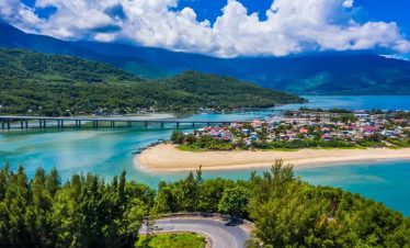 Stunning view of Halong Bay with turquoise waters and lush islands, perfect for a memorable cruise e.