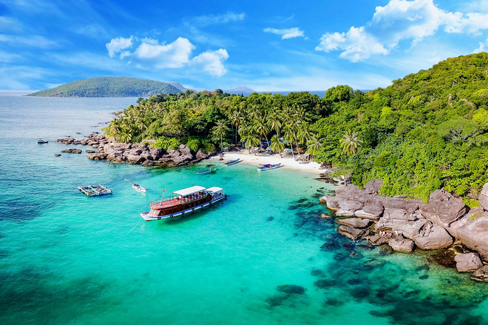 Stunning Halong Bay scene with boat and lush greenery, perfect for a luxurious cruise experience.