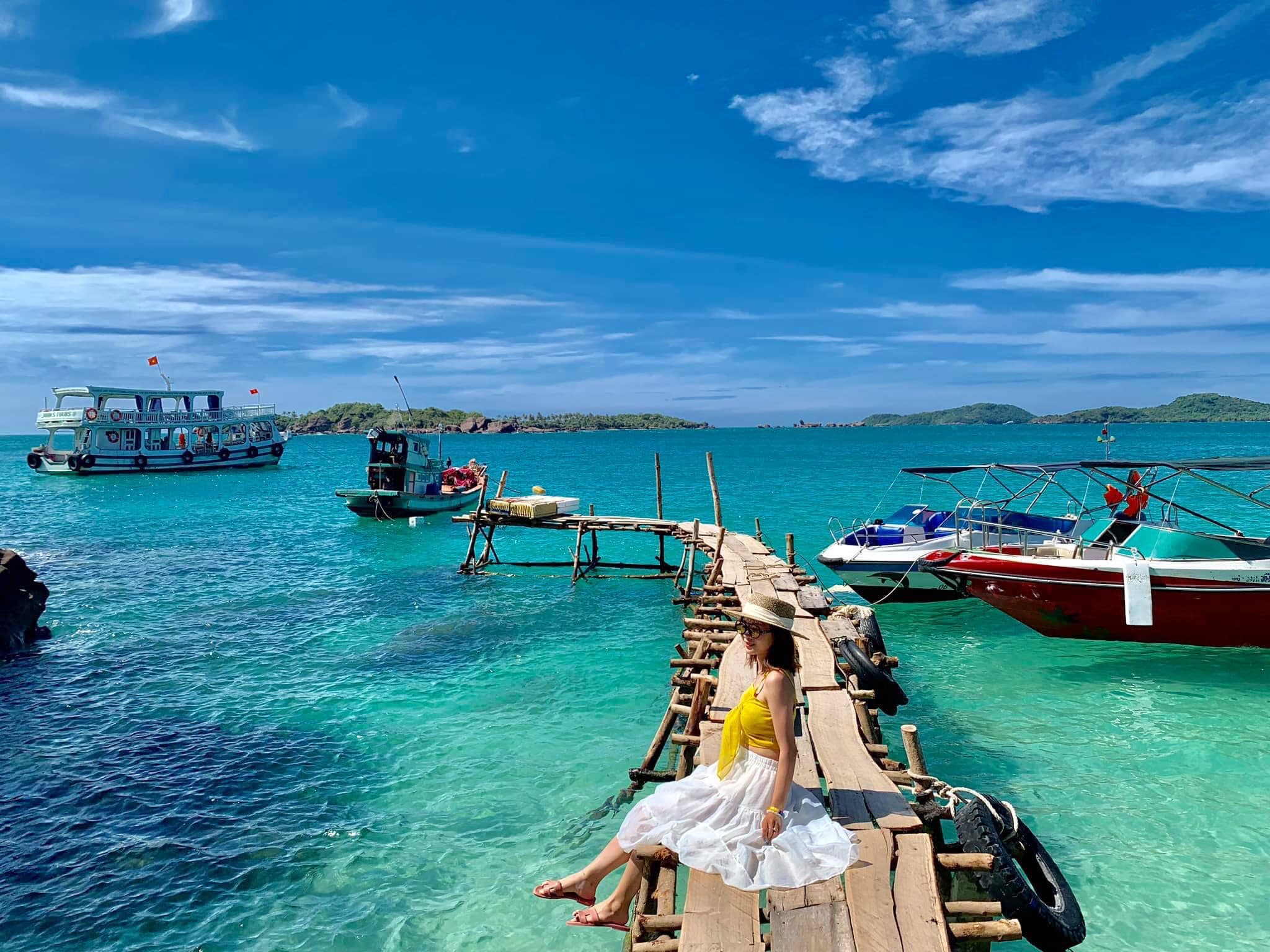 phu-quoc-wooden-pier-girl-sunset-sea-viettrendtour