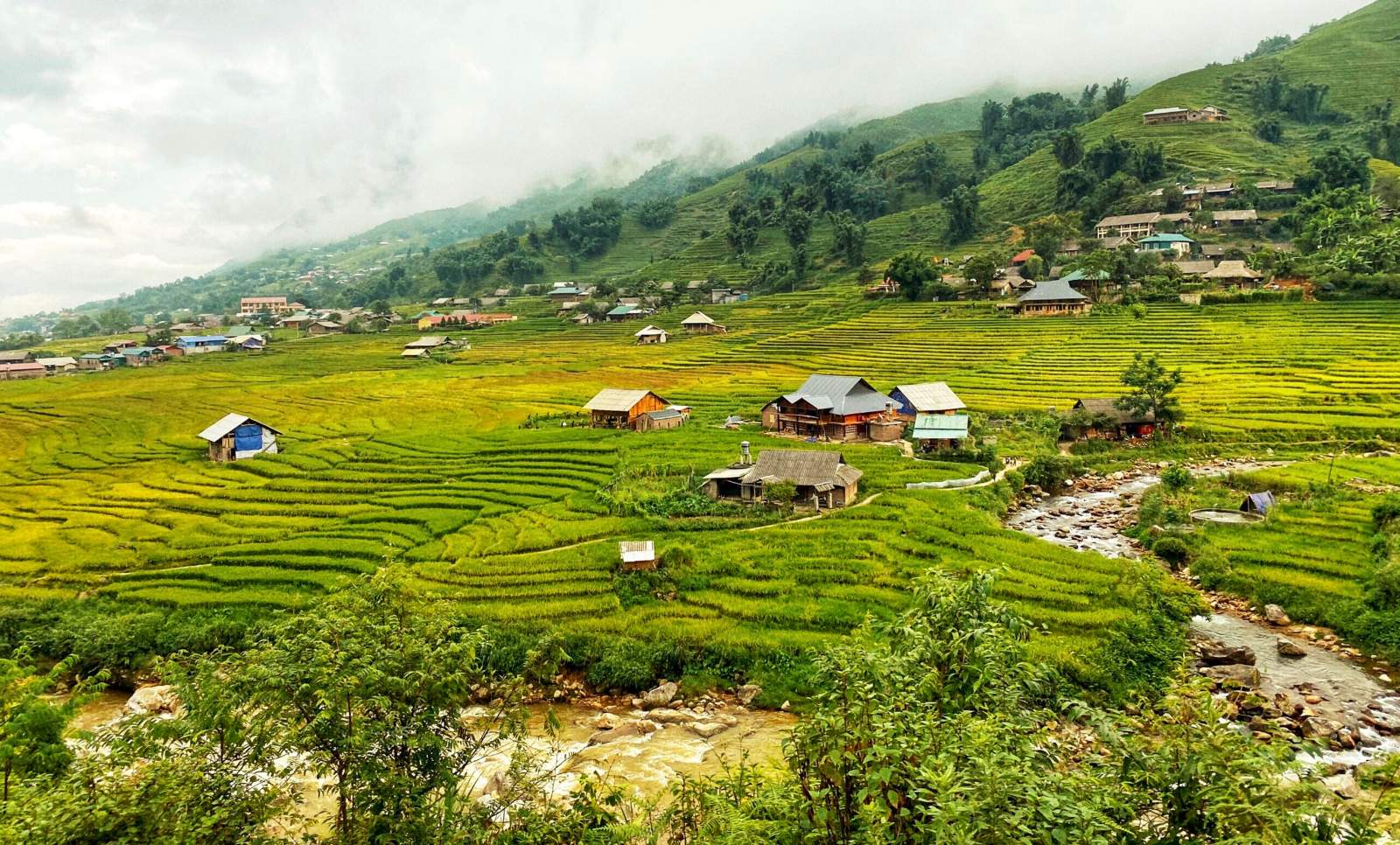 sapa-mountain-luxury-retreat-balcony-viettrendtour