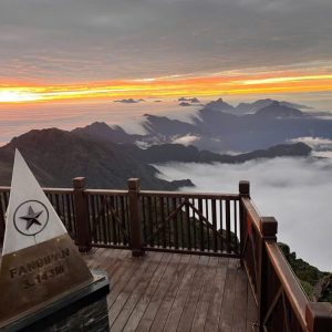fansipan-mountain-peak-sunrise-sapa-viettrendtour