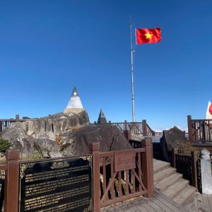 fansipan-peak-vietnam-flag-summit-viettrendtour