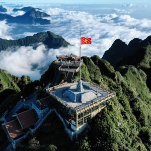 fansipan-summit-flag-vietnam-viettrendtour