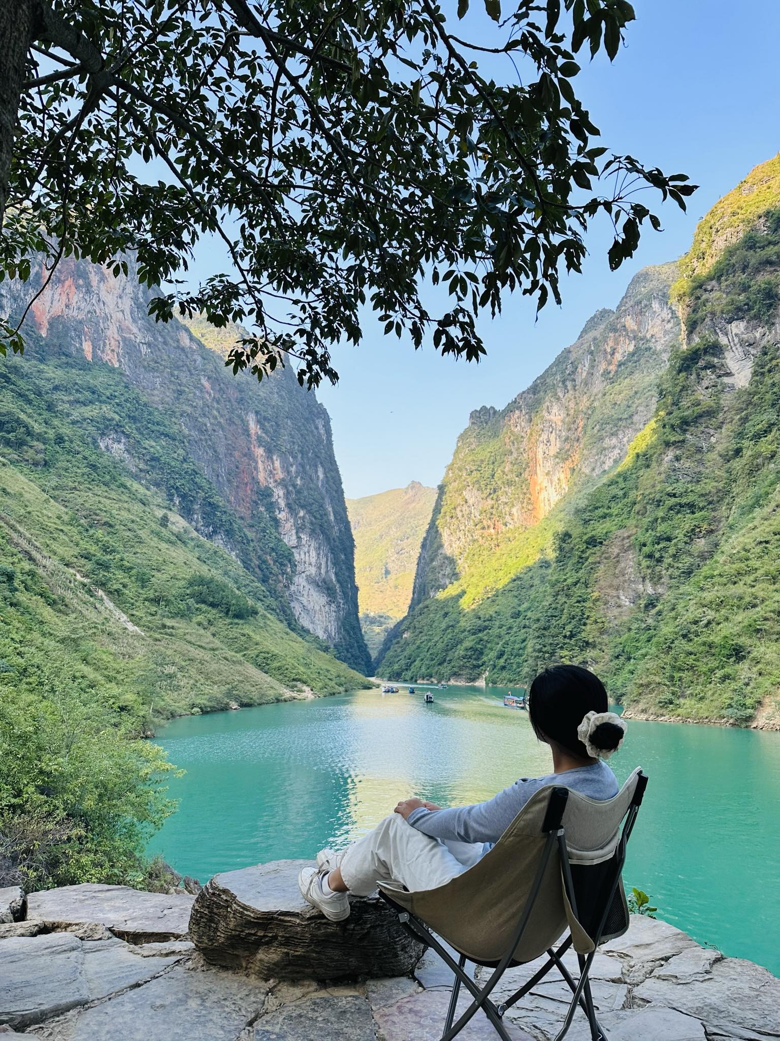 Stunning Lan Ha Bay landscape with turquoise waters and lush cliffs, perfect for a relaxing cruise e.