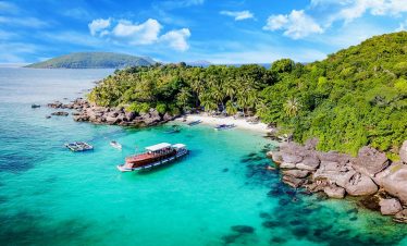 Phu Quoc Tours - Stunning scene with turquoise waters and lush green islands, perfect for luxury tr.