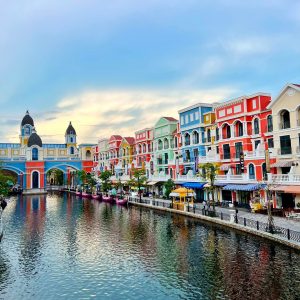 phu-quoc-grand-world-venice-canal-daytime-colorful-buildings-viettrendtour