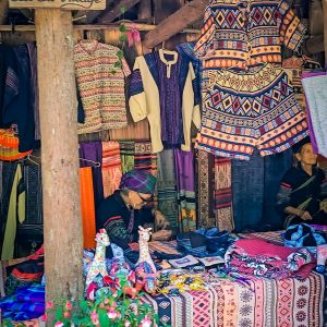 sapa-cat-cat-village-hmong-handicrafts-market-ethnic-textiles-viettrendtour
