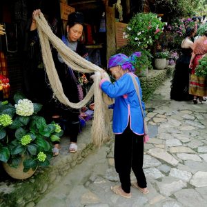 sapa-cat-cat-village-hmong-women-hemp-weaving-traditional-textiles-viettrendtour
