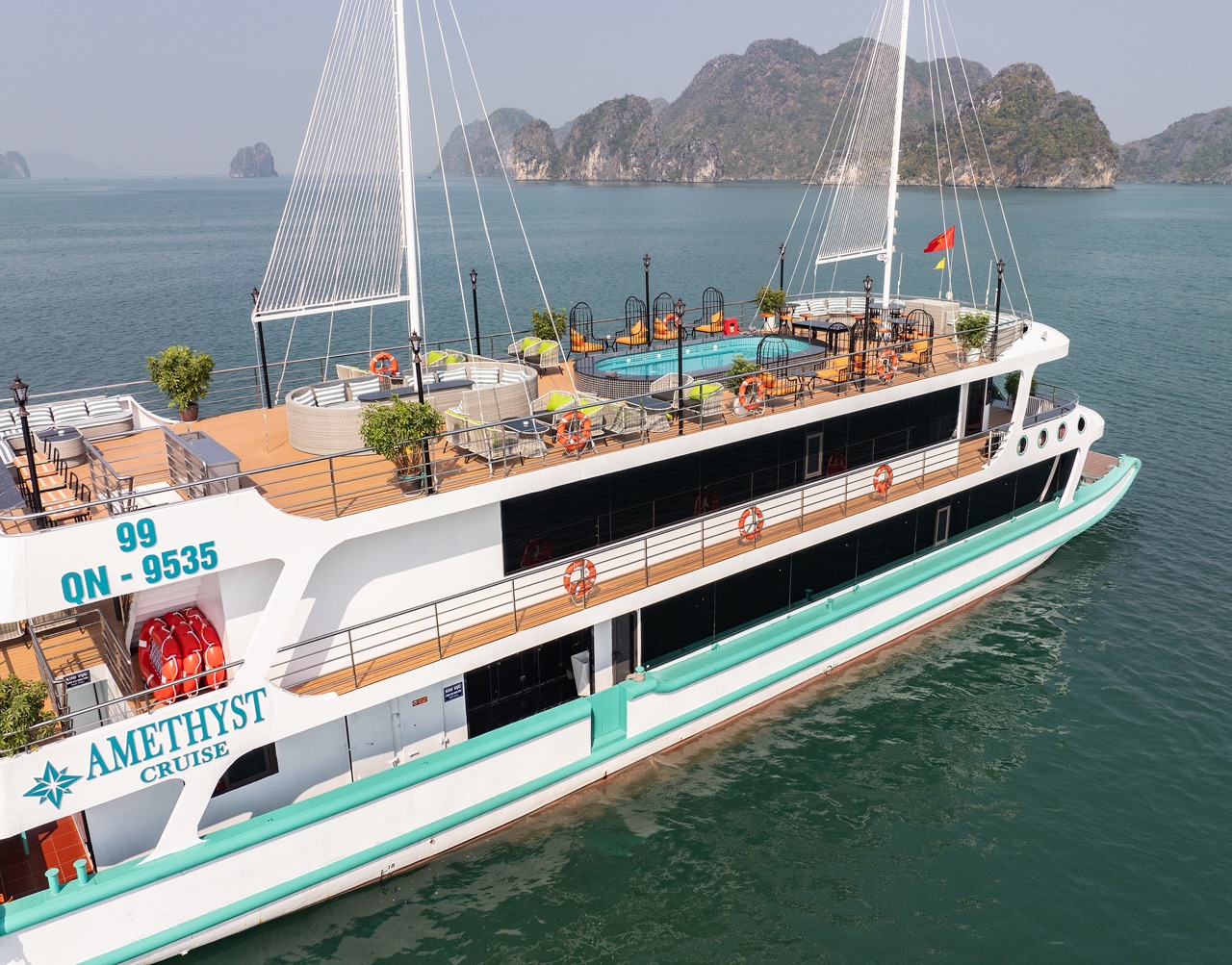 amethyst-day-cruise-exterior-midship-elegant-lines-halong-bay-viettrendtour