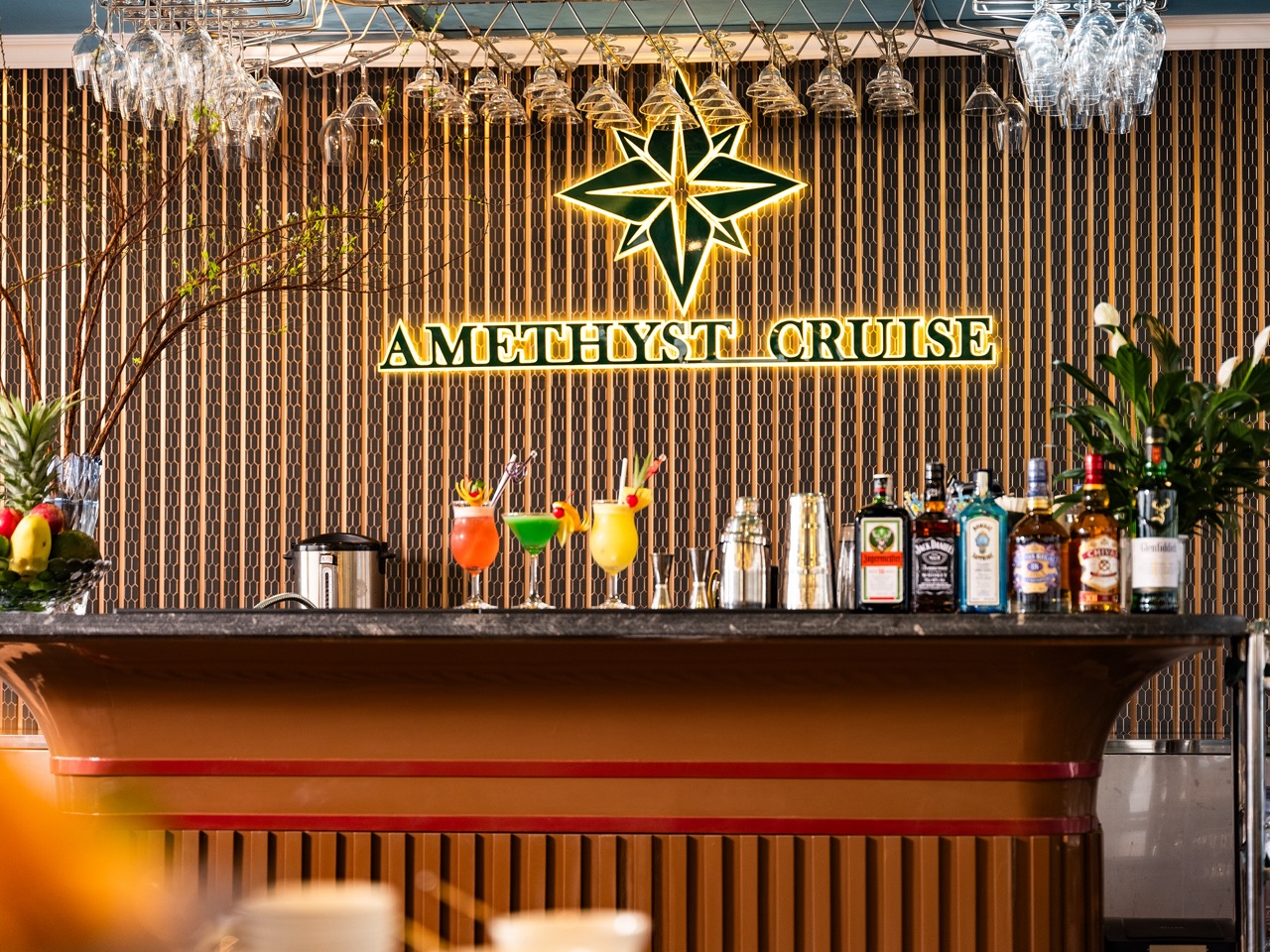 amethyst-day-cruise-restaurant-first-deck-bar-signature-cocktails-halong-bay-viettrendtour