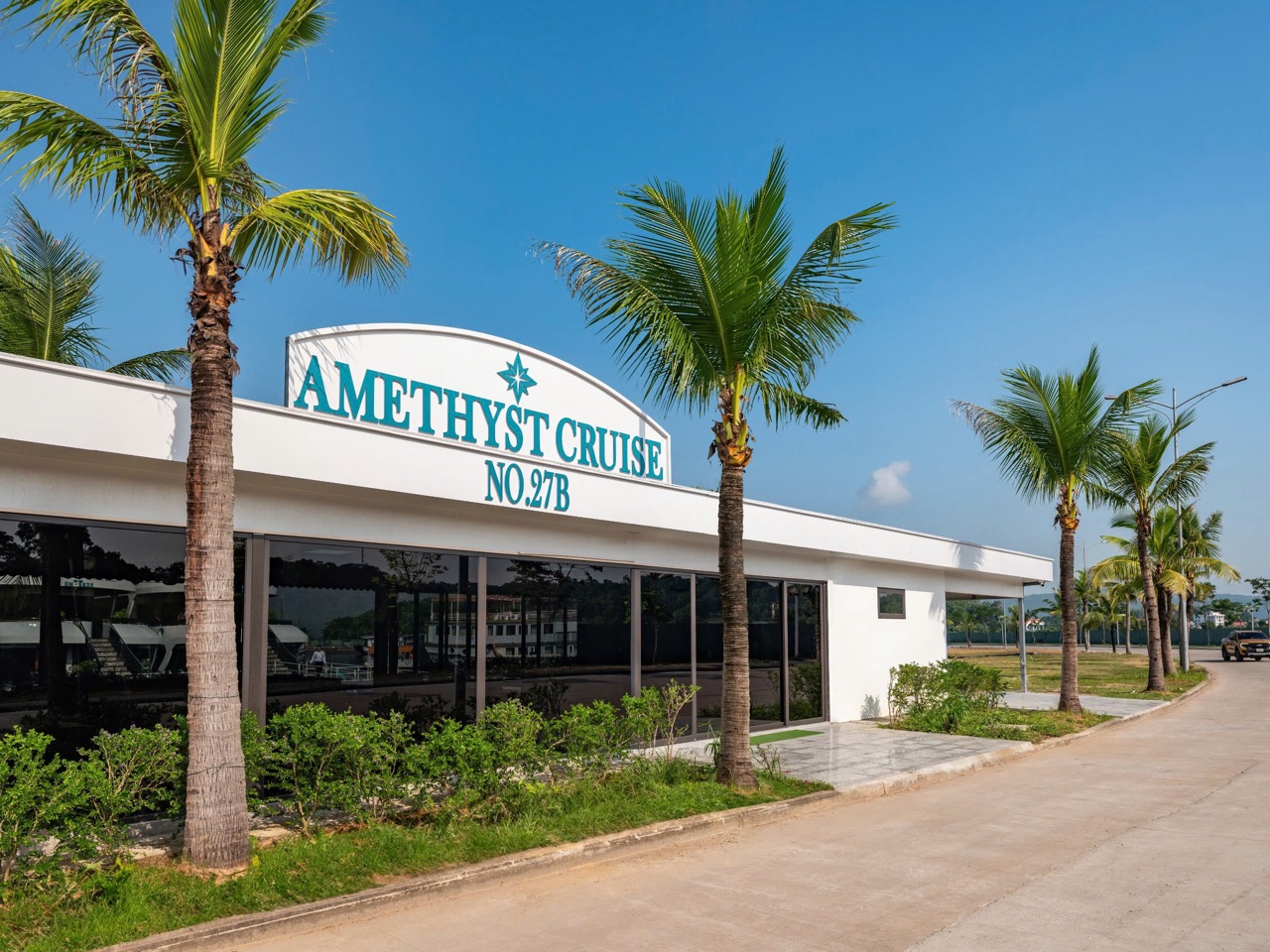 amethyst-day-cruise-waiting-lounge-pier-building-27b-halong-bay-viettrendtour