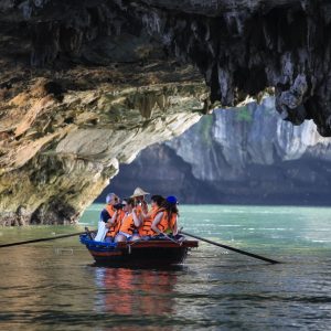 halong-bay-bamboo-boat-cave-tour-viettrendtour