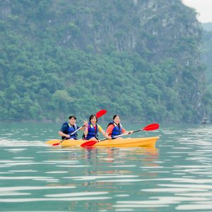 lan-ha-bay-cruise-family-kayak-adventure-viettrendtour