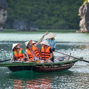 activity-rowing-boat-family-excursion-capella-cruise-lan-ha-bay-viettrendtour