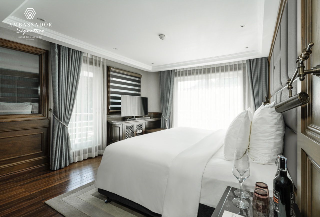 Stunning view of a luxurious cruise room with large windows and elegant decor, perfect for a memorab.