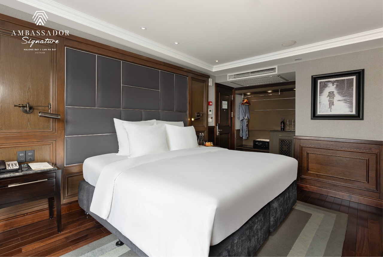 Elegant cruise balcony with modern decor in Halong Bay for a relaxing getaway.