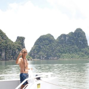 bow-deck-guest-thumbs-up-halong-catamaran-premium-lan-ha-bay-viettrendtour