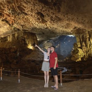 cave-tour-couple-panorama-hall-amanda-halong-cruise-halong-bay-viettrendtour