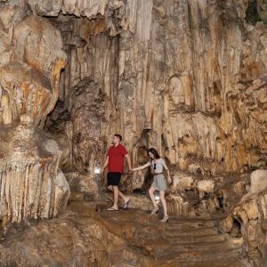 cave-tour-couple-stalactite-chamber-amanda-halong-cruise-halong-bay-viettrendtour