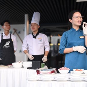 cooking-class-host-deck-capella-cruise-lan-ha-bay-viettrendtour