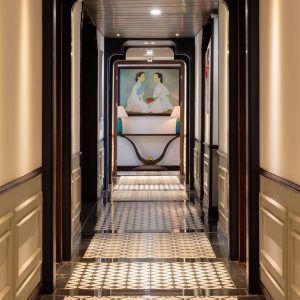 corridor-art-gallery-capella-lan-ha-bay-viettrendtour