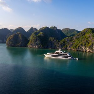 cruise-ship-limestone-cliffs-bay-stellar-of-the-seas-lan-ha-bay-viettrendtour