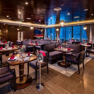 fine-dining-restaurant-evening-setting-stellar-of-the-seas-lan-ha-bay-viettrendtour