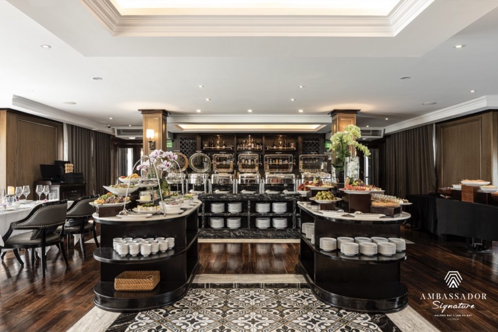 Elegant cruise dining room scene with sophisticated decor and ambient lighting, perfect for a luxuri.