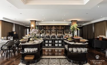 Elegant cruise dining room scene with sophisticated decor and ambient lighting, perfect for a luxuri.