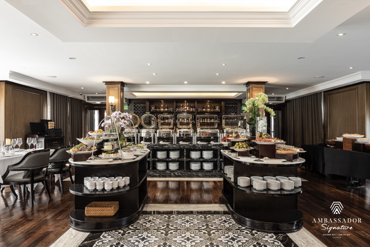 Elegant cruise dining room scene with sophisticated decor and ambient lighting, perfect for a luxuri.