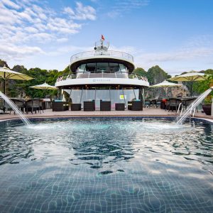 infinity-pool-front-deck-lounge-stellar-of-the-seas-lan-ha-bay-viettrendtour