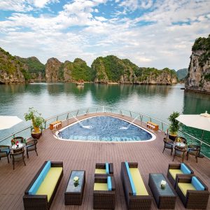 infinity-pool-sundeck-panorama-view-stellar-of-the-seas-lan-ha-bay-viettrendtour