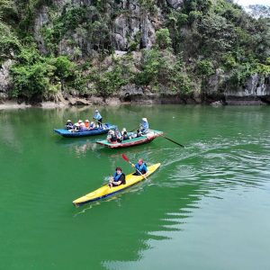 kayak-and-bamboo-boat-moments-catamaran-premium-lan-ha-bay-viettrendtour