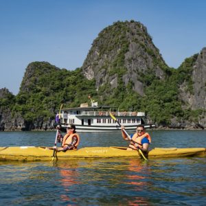 kayaking-experience-guests-fun-paddling-amanda-halong-cruise-halong-bay-viettrendtour