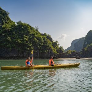 kayaking-experience-hidden-lagoon-cove-amanda-halong-cruise-halong-bay-viettrendtour