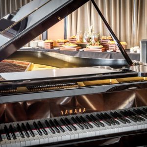 lounge-grand-piano-detail-ambassador-cruise-halong-bay-viettrendtour