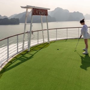 mini-golf-sundeck-capella-lan-ha-bay-viettrendtour