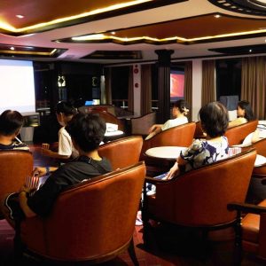 movie-night-lounge-capella-lan-ha-bay-viettrendtour