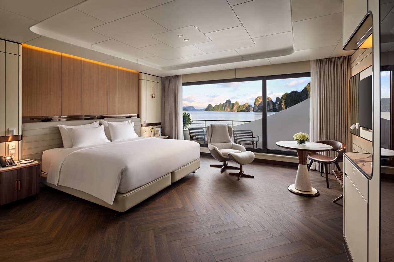 Luxurious hotel room with sea view and modern decor, perfect for relaxation and旅游。.