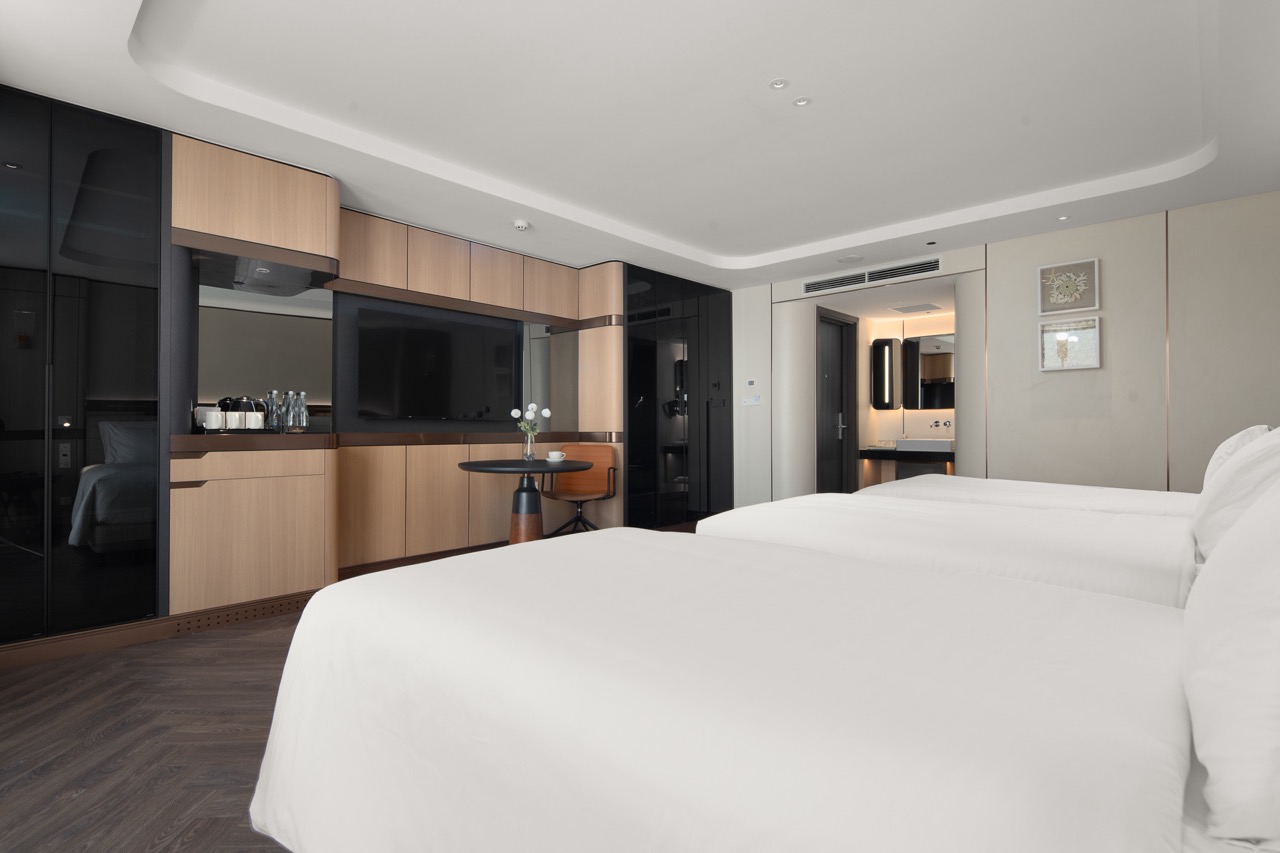 Modern hotel room with contemporary decor, flat-screen TV, and luxurious amenities for an optimal travel experience.