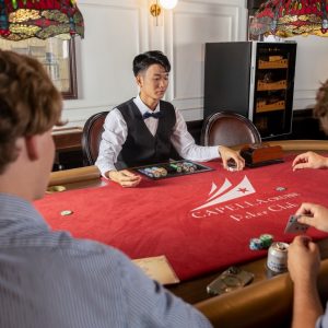 poker-club-game-evening-capella-cruise-lan-ha-bay-viettrendtour