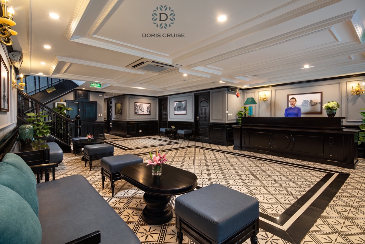 An elegant cruise lounge on Halong Bay featuring stylish seating and sophisticated decor, perfect fo.