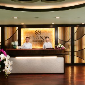 reception-welcome-desk-smiles-peony-cruises-lan-ha-bay-viettrendtour