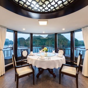 restaurant-bow-window-panorama-table-amanda-halong-cruise-halong-bay-viettrendtour